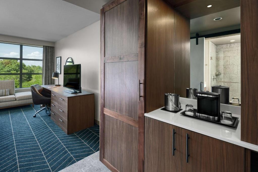 Kuchyň nebo kuchyňský kout v ubytování The Bevy Hotel Boerne, A Doubletree By Hilton