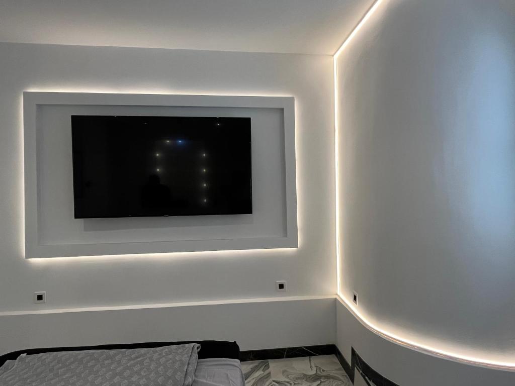 uma televisão de ecrã plano numa parede num quarto em BAs2 Suite luxury plaza mayor em Madrid