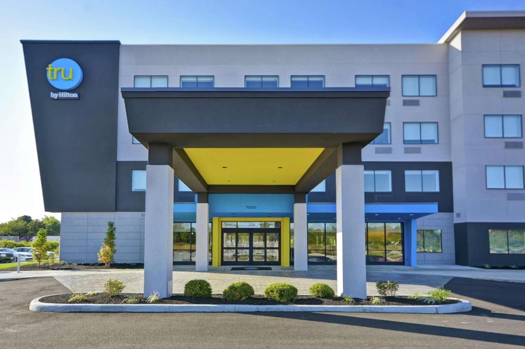 Huber HeightsにあるTru By Hilton Huber Heights Daytonの建物のあるホテルの正面の景色