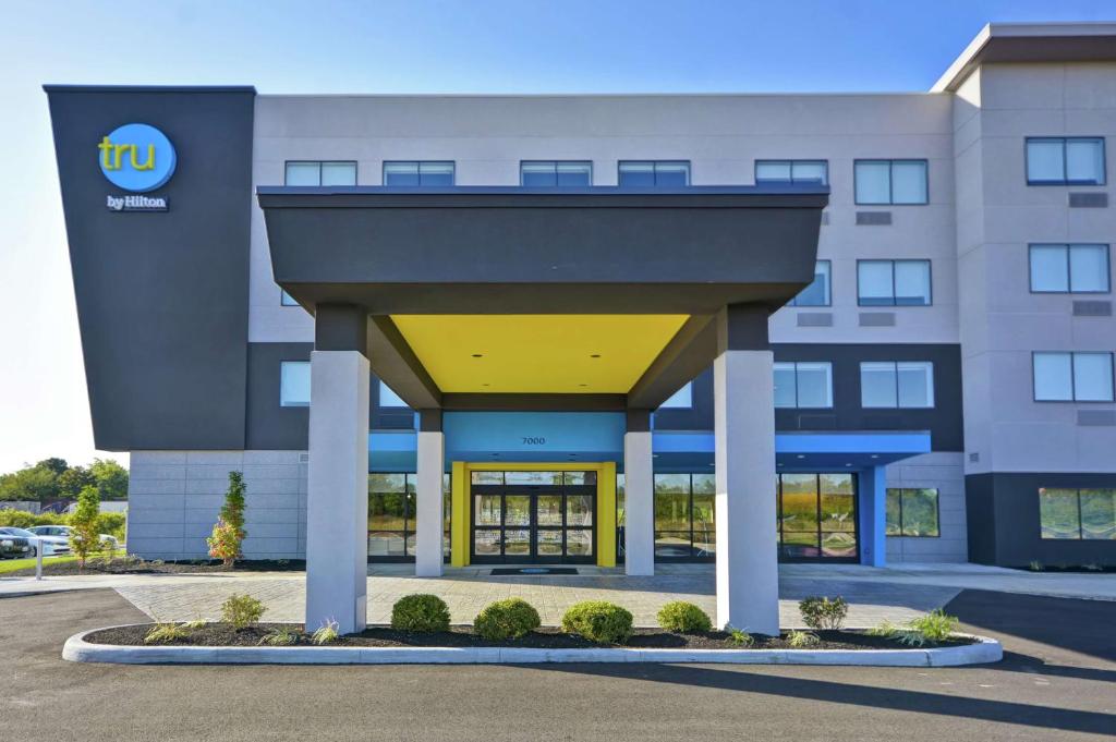 Vorderansicht eines Hotels mit einem Gebäude in der Unterkunft Tru By Hilton Huber Heights Dayton in Huber Heights