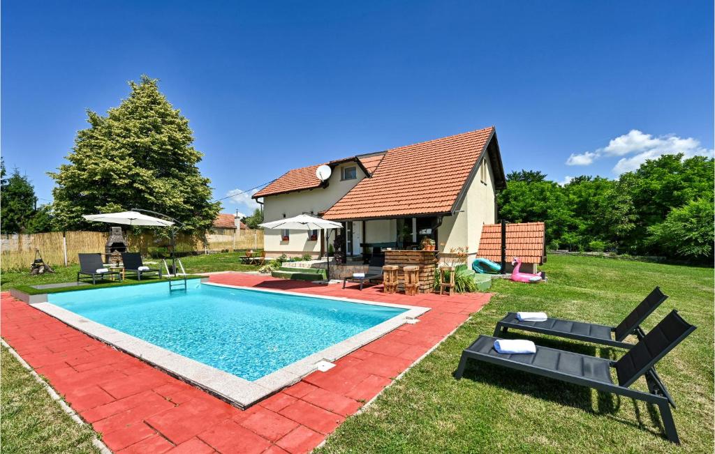 una piscina en el patio de una casa en Beautiful Home In Pregrada With Kitchen, en Pregrada