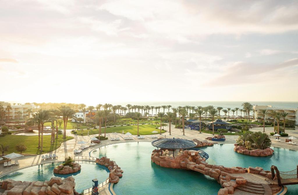 Palm Royale Resort - Soma Bay في الغردقة: صورة حديقة مائية في منتجع