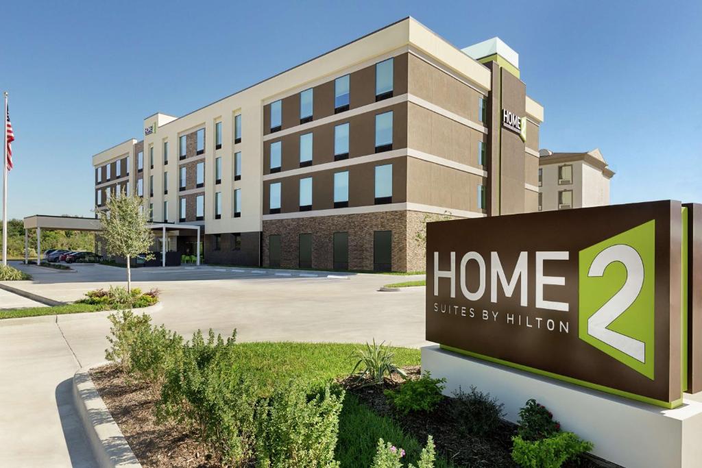 una señal de casa frente a un edificio en Home2 Suites By Hilton Houston-Pearland, Tx en Pearland