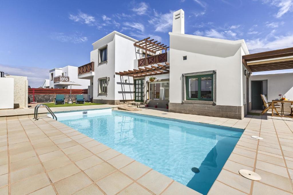 una foto di una villa con piscina di Siesta Suites Lanzarote a Yaiza