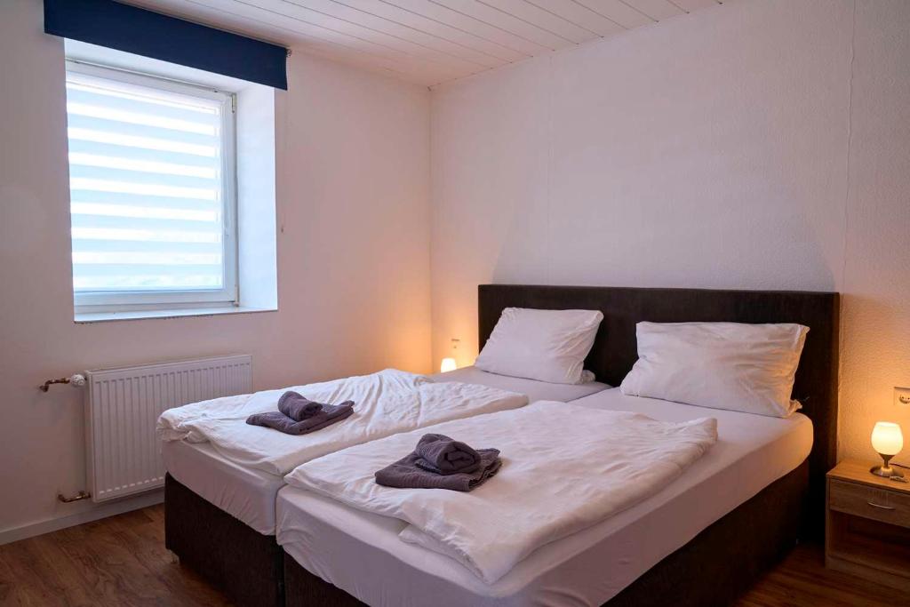 Postel nebo postele na pokoji v ubytování Hotel zur Post Ochsendorf