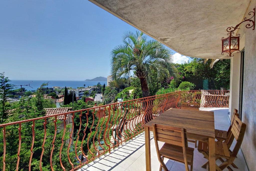 HENRI CAMILLE REAL ESTATE VICTOIRE One bedroom sea view, Cannes