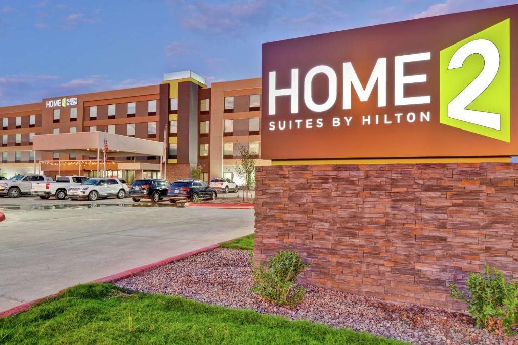 ペコスにあるHome2 Suites By Hilton Pecos Txのミルトンの家屋
