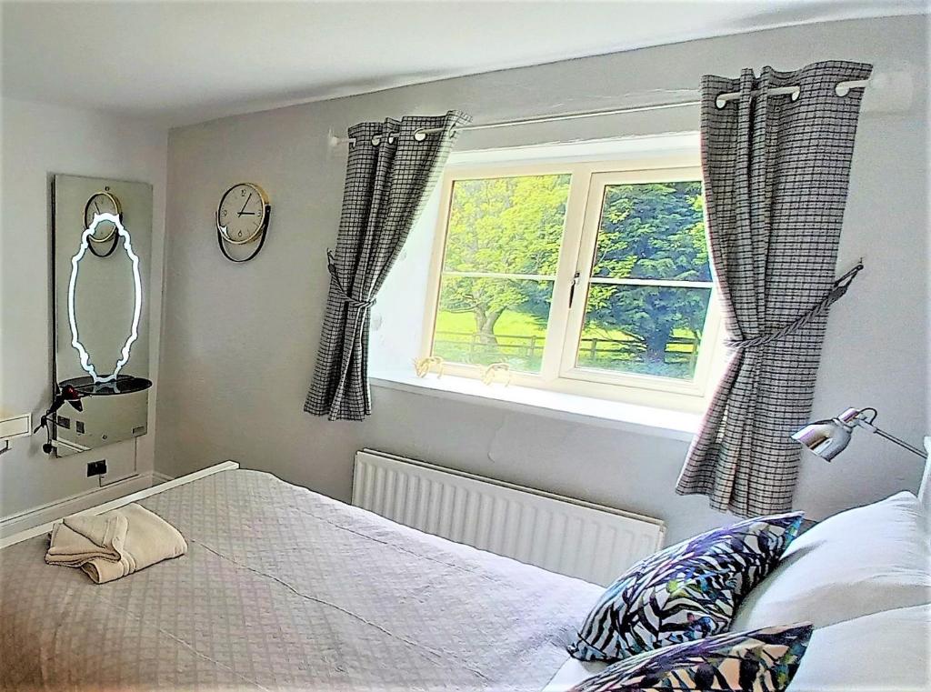 Ein Bett oder Betten in einem Zimmer der Unterkunft Cotswold Merrymouth Inn