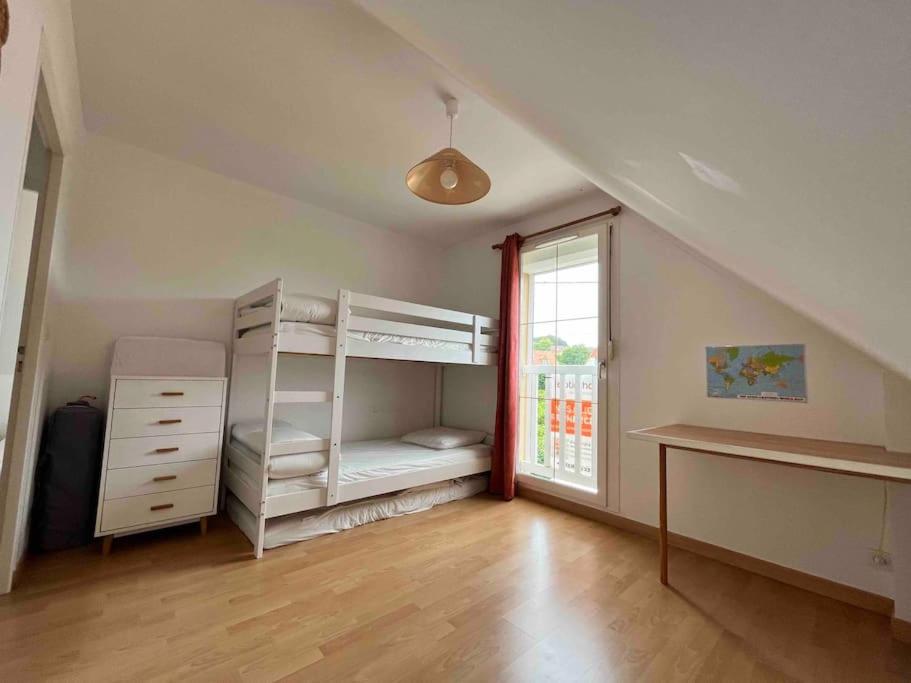 维桑Belle maison de famille - Wissant的一间带双层床和书桌的卧室