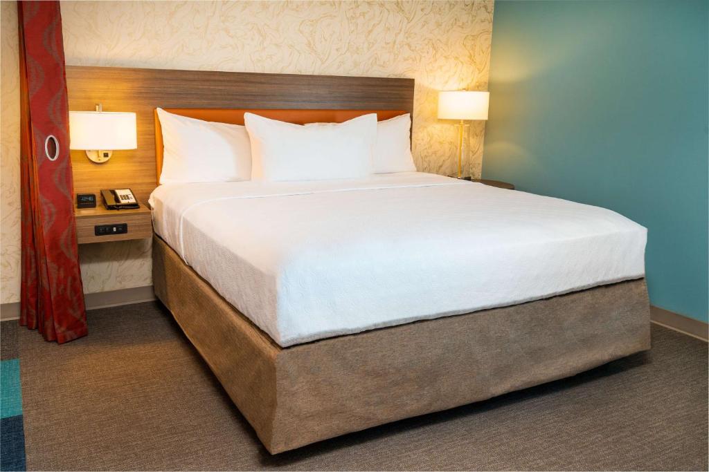 Home2 Suites Bakersfield - King Studio Suite - Mobility Access/Non-Smoking
