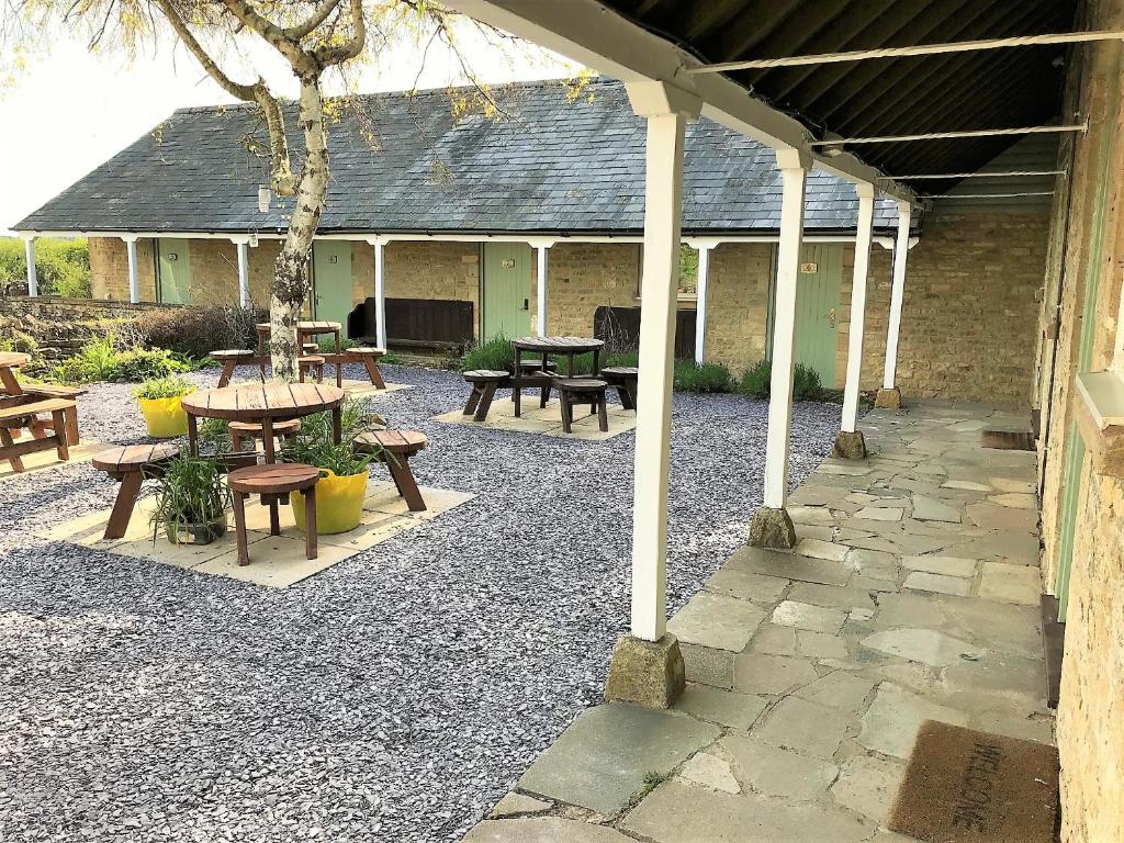 Ein Restaurant oder anderes Speiselokal in der Unterkunft Cotswold Merrymouth Inn 