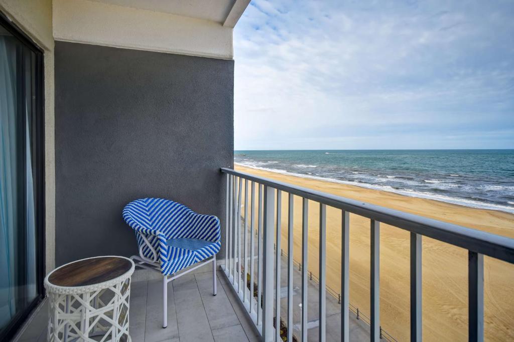 DoubleTree by Hilton Oceanfront Virginia Beach - King Room With Balcony - Ocean Front