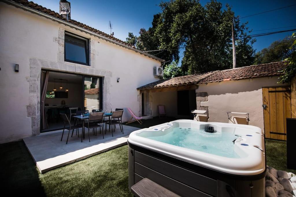 - un bain à remous dans une cour à côté d'une maison dans l'établissement Charmante maison de village au cœur de Saint-Rémy, à Saint-Rémy-de-Provence