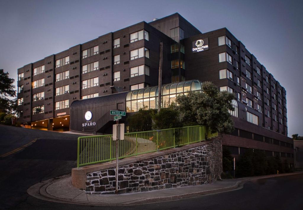 セントジョンズにあるDoubleTree by Hilton St. John&#39;s Harbourviewの正面に看板がある大きな建物