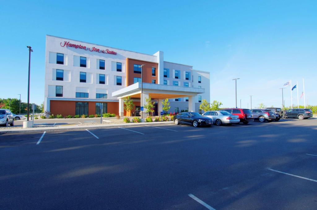 um hotel com carros estacionados em frente a um parque de estacionamento em Hampton Inn & Suites Portland West em Portland