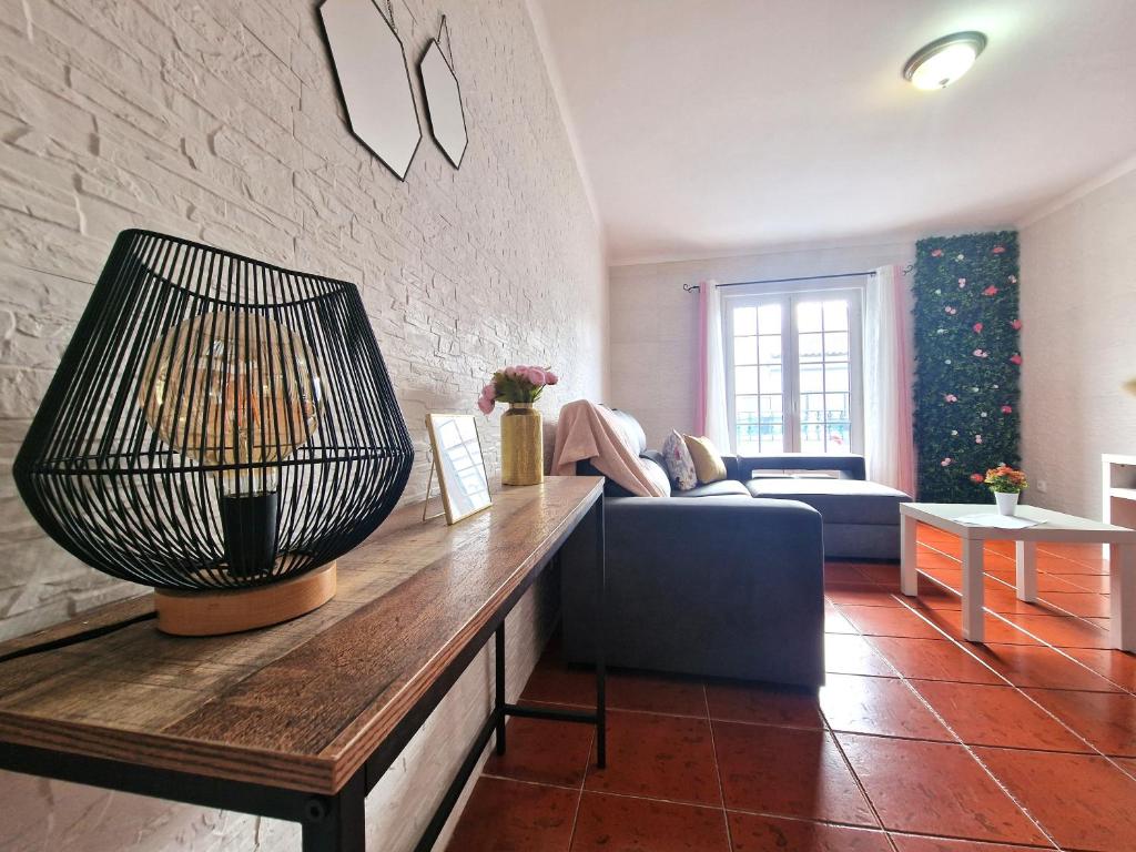 een woonkamer met een bank en een tafel bij House Levada in Ponta Delgada
