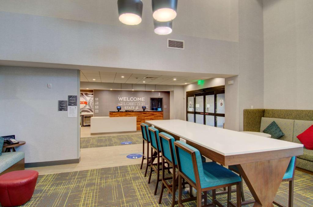 Hampton Inn & Suites Portland West photo