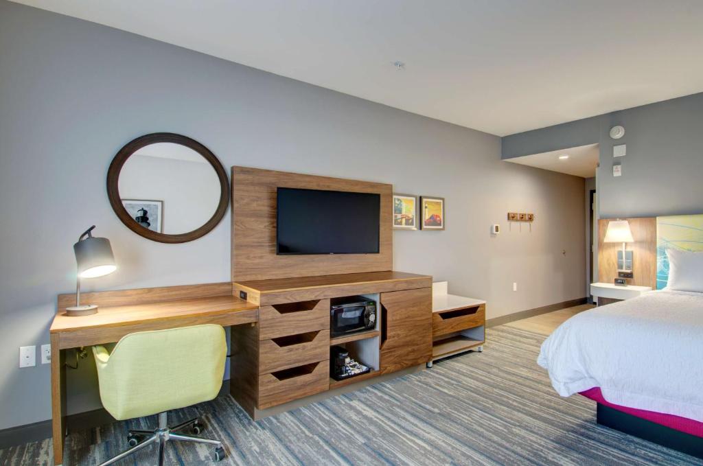 Hampton Inn & Suites Portland West photo