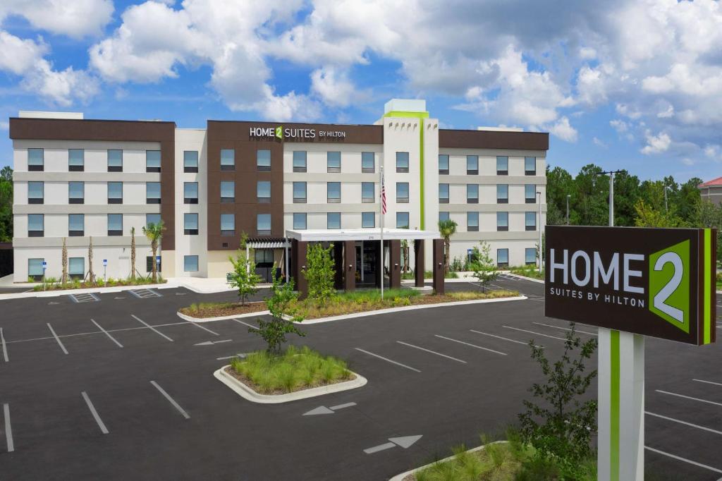 una representación de un hotel con un cartel en un estacionamiento en Home2 Suites By Hilton St. Augustine I-95 en Saint Augustine