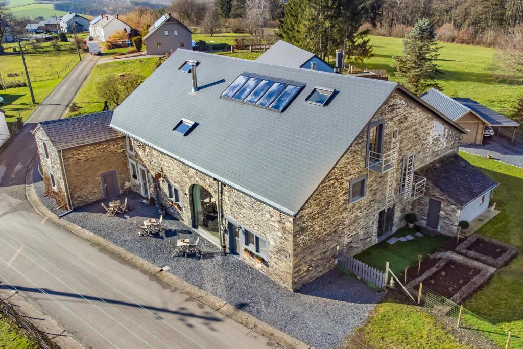 una vista aérea de una casa con techo solar en Au Frêne, en Houffalize
