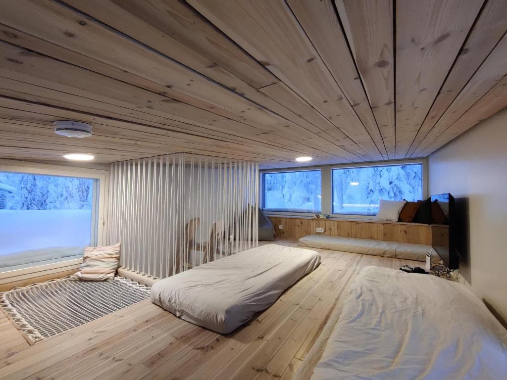 ein Schlafzimmer mit einem großen Bett in einem Zimmer in der Unterkunft Pikkuhukka in Syöte