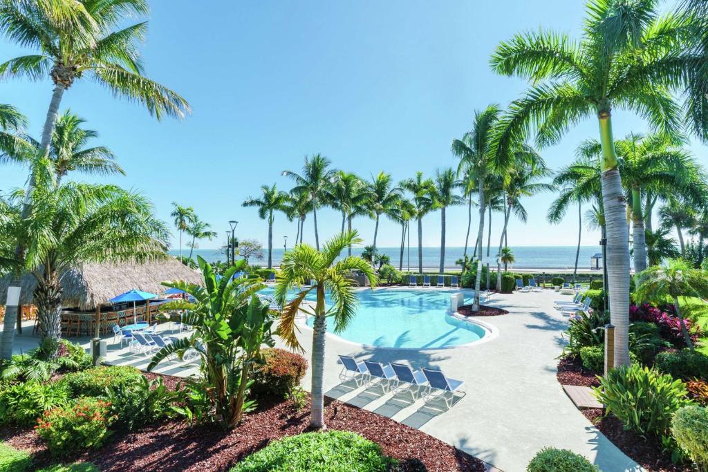 Blick auf den Pool des Resorts mit Palmen in der Unterkunft Hampton Inn Key West FL in Key West