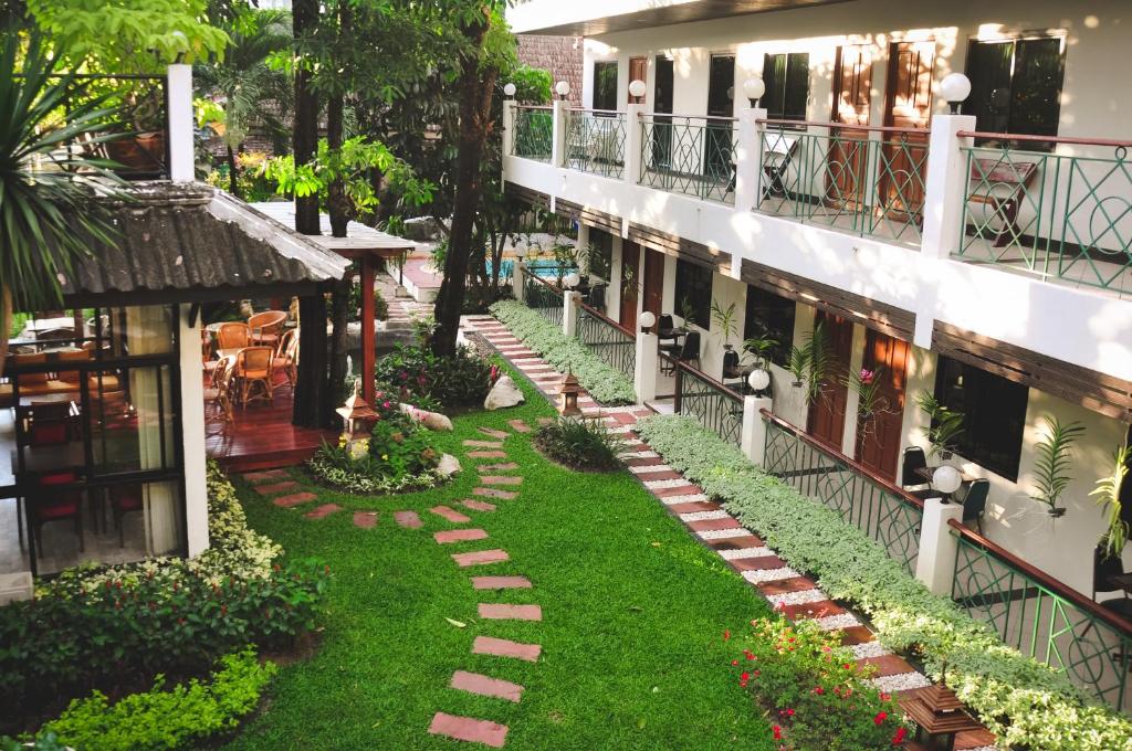 曼谷的住宿－品考查理豪斯酒店，一座花园,位于一座建筑的中间