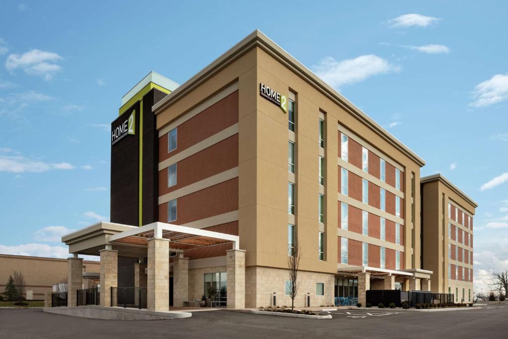 Un gran edificio con un cartel en el frente. en Home2 Suites By Hilton Dayton&#47;Beavercreek, Oh, en Beavercreek