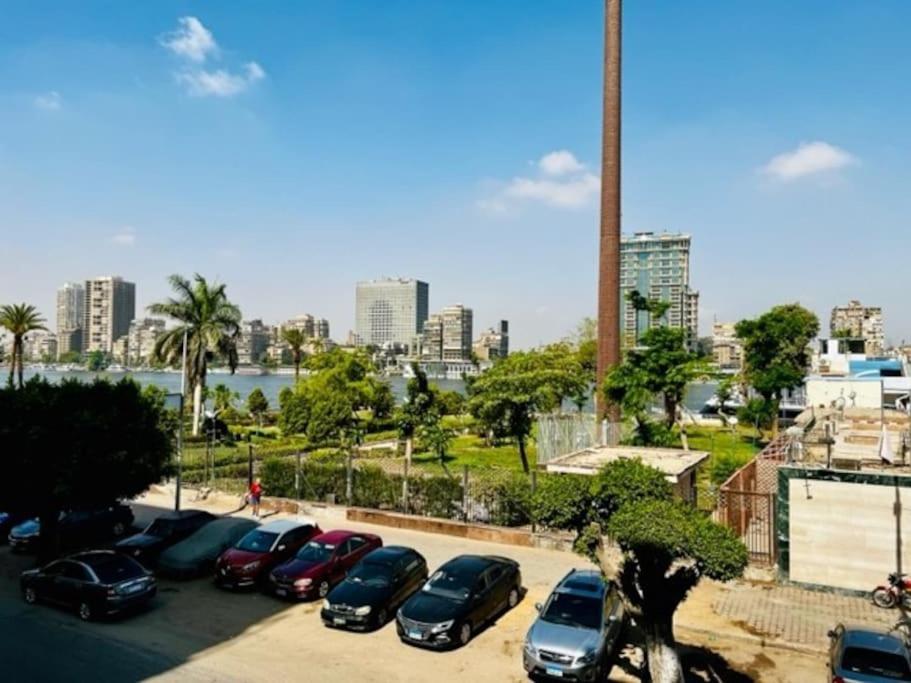 カイロにあるRiverfront Apartment 1の市営駐車場に駐車した車列