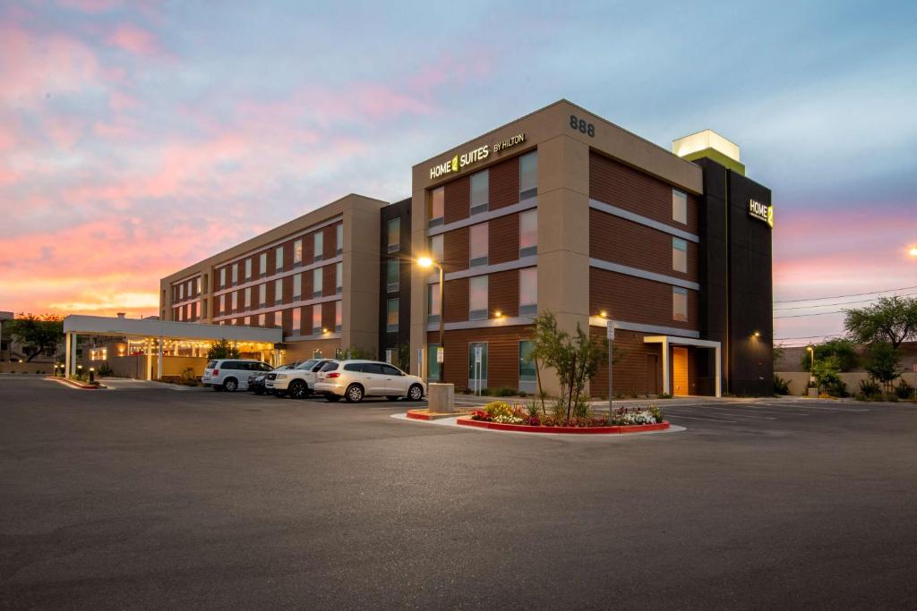 un hôtel avec des voitures garées dans un parking dans l'établissement Home2 Suites By Hilton Phoenix Airport North, Az, à Phoenix