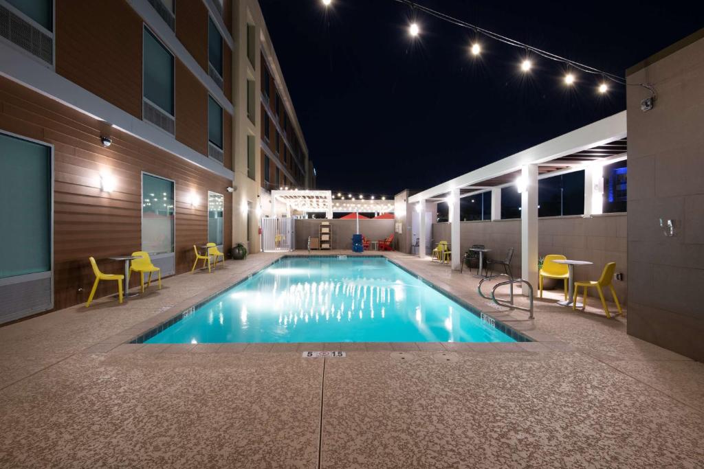 Home2 Suites By Hilton Phoenix Airport North, Azの敷地内または近くにあるプール