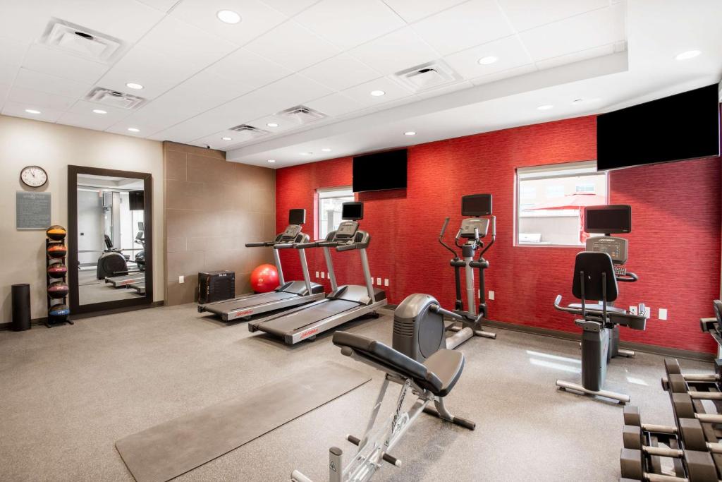 Home2 Suites By Hilton Phoenix Airport North, Azにあるフィットネスセンターまたはフィットネス設備