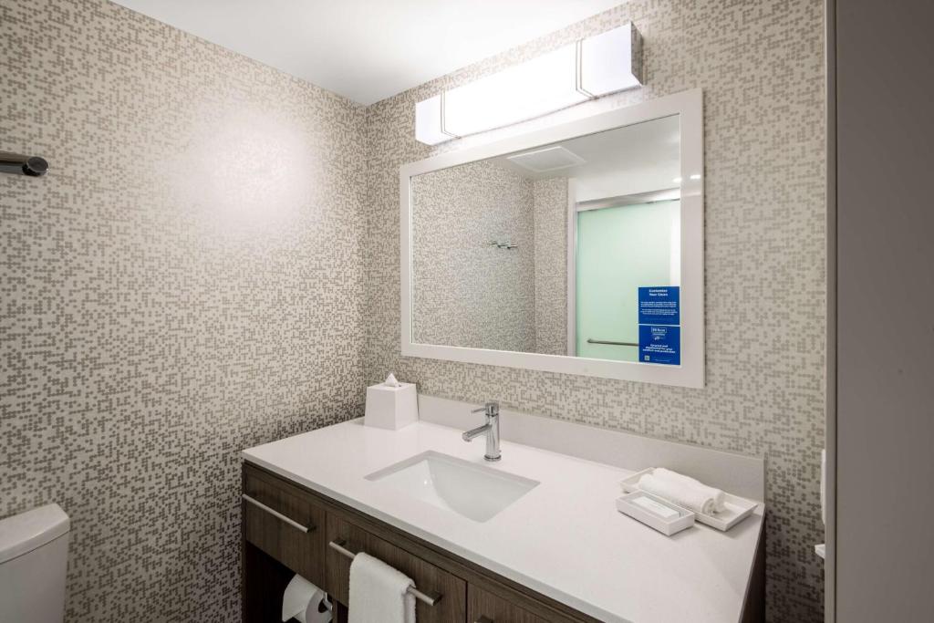 Home2 Suites By Hilton Phoenix Airport North, Azにあるバスルーム