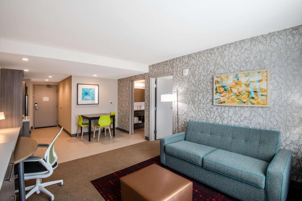 Home2 Suites By Hilton Phoenix Airport North, Azにあるシーティングエリア