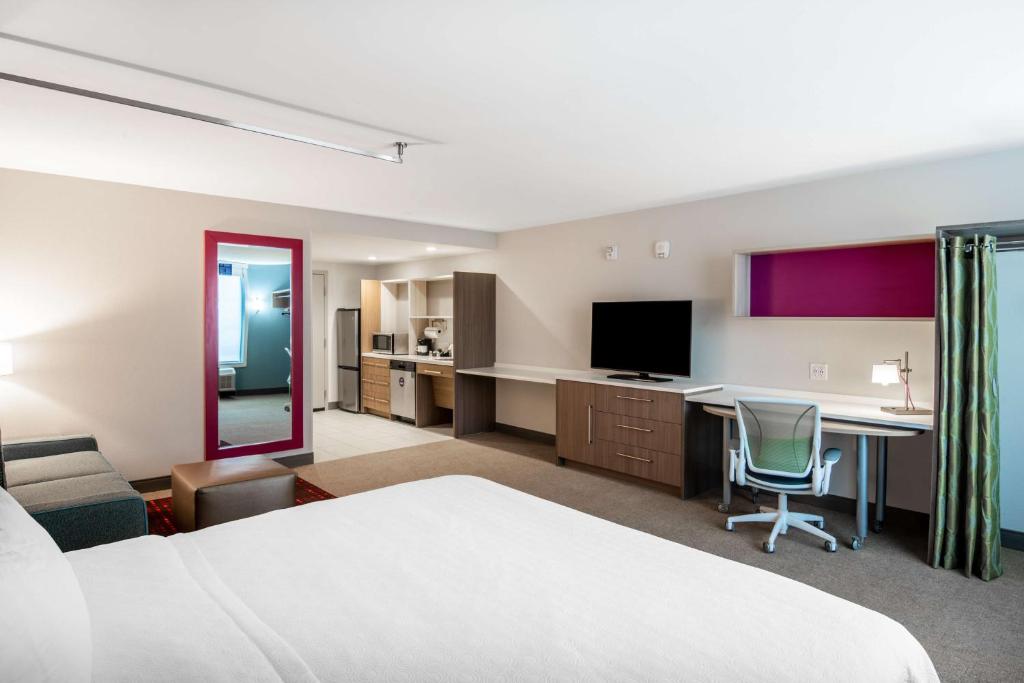 Home2 Suites By Hilton Phoenix Airport North, Azにあるテレビまたはエンターテインメントセンター