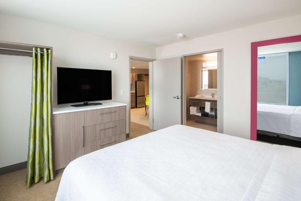 Home2 Suites By Hilton Phoenix Airport North, Azにあるテレビまたはエンターテインメントセンター