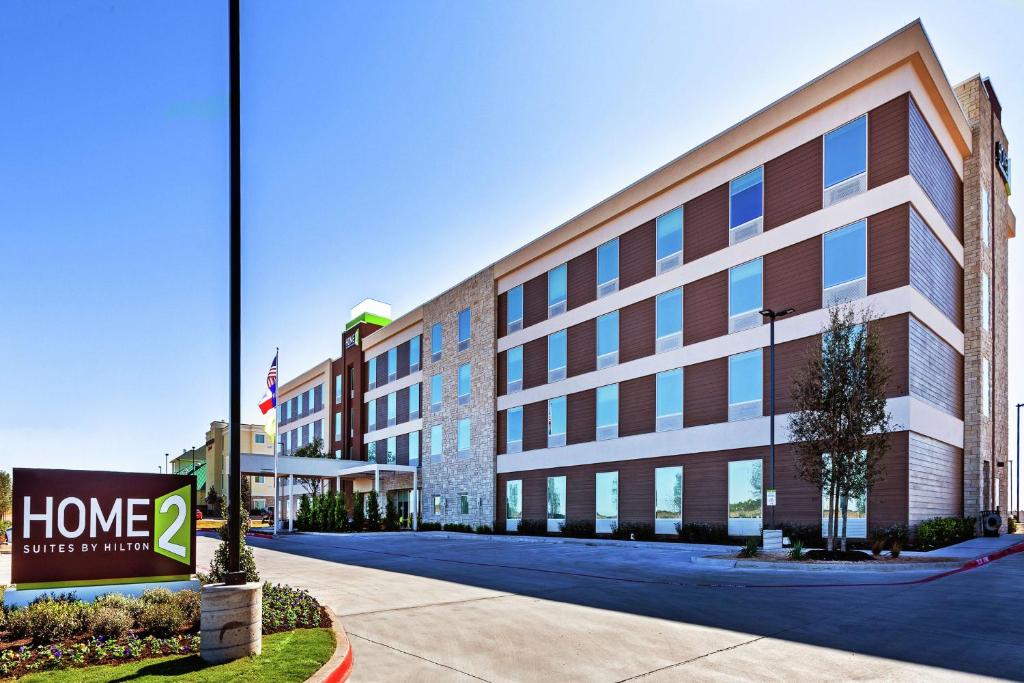 un edificio con una señal de casa delante de él en Home2 Suites By Hilton Abilene, TX, en Abilene