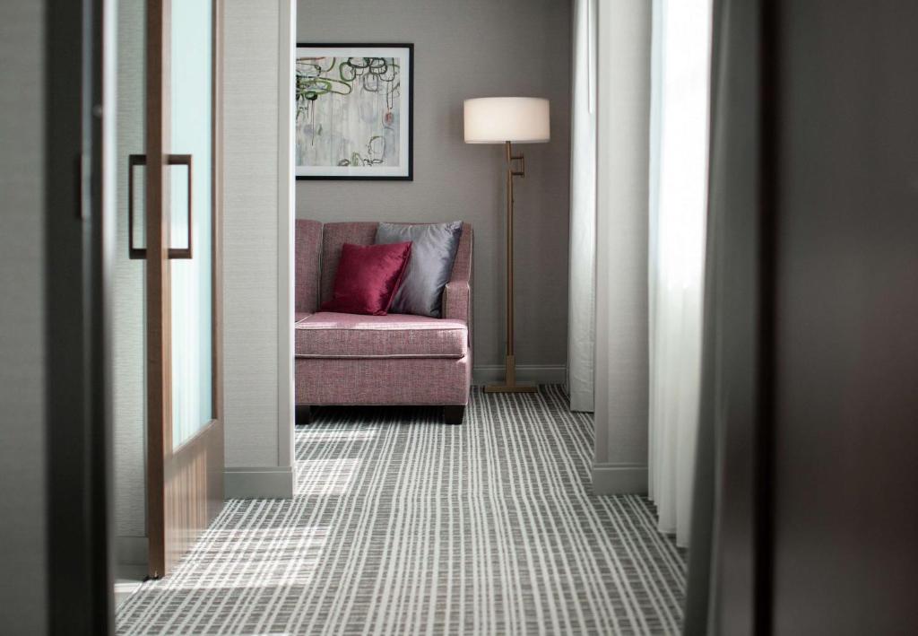 Posezení v ubytování The Axis Moline Hotel, Tapestry Collection By Hilton