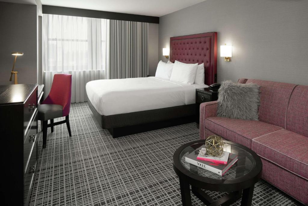 Postel nebo postele na pokoji v ubytování The Axis Moline Hotel, Tapestry Collection By Hilton
