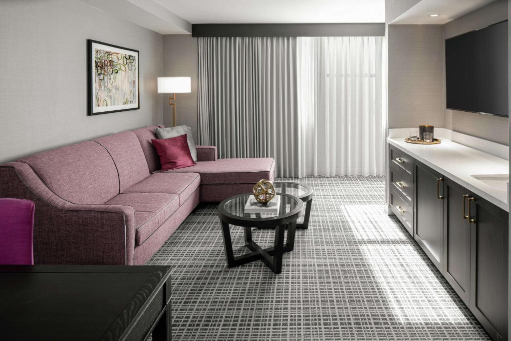 Posezení v ubytování The Axis Moline Hotel, Tapestry Collection By Hilton