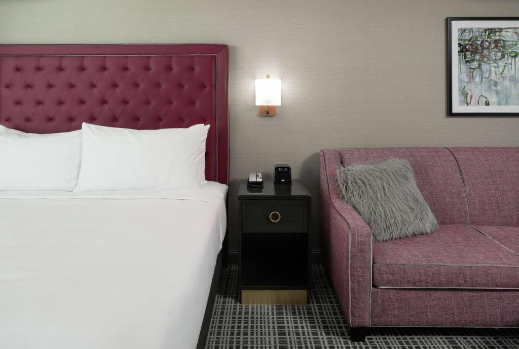 Posezení v ubytování The Axis Moline Hotel, Tapestry Collection By Hilton