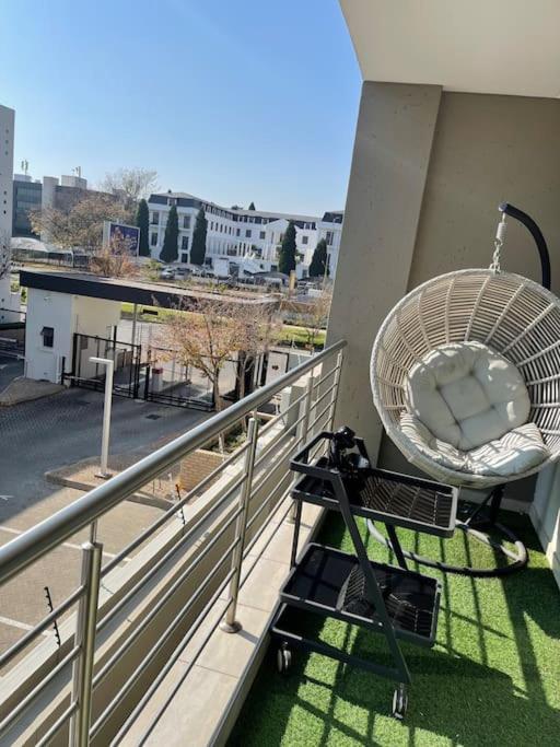 un balcón con ventilador en el lateral de un edificio en Spacious Apartment, en Johannesburgo