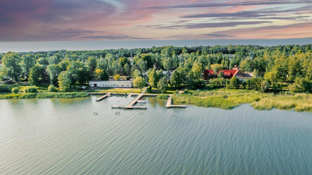 梅爾諾的住宿－Rewita Mielno，享有湖泊的空中景致,设有两个码头