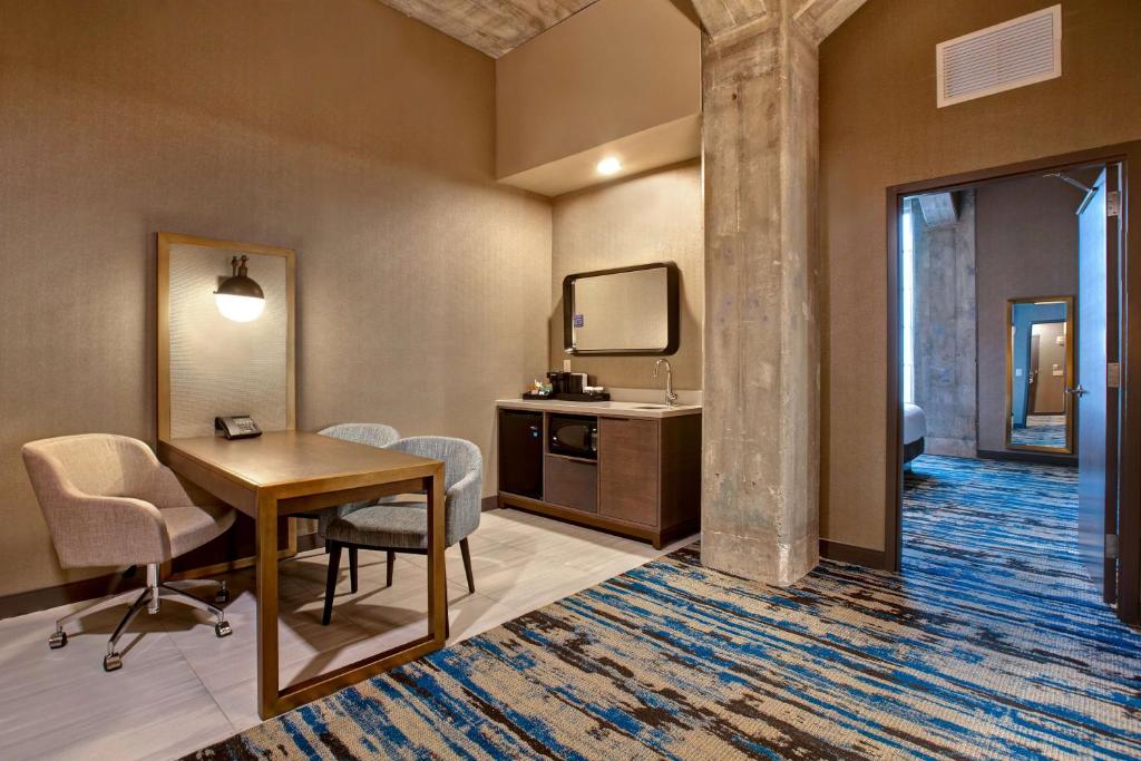 Embassy Suites By Hilton Rockford Riverfront - Suite King