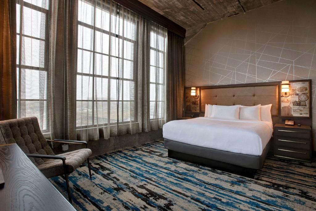 Embassy Suites By Hilton Rockford Riverfront - Corner King Suite Avec Vue Sur La Rivière
