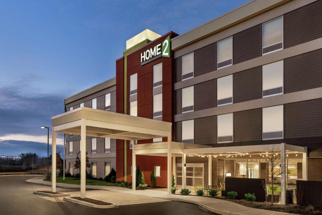 budynek hotelowy z napisem "hune inn" w obiekcie Home2 Suites By Hilton Glen Mills Chadds Ford w mieście Glen Mills