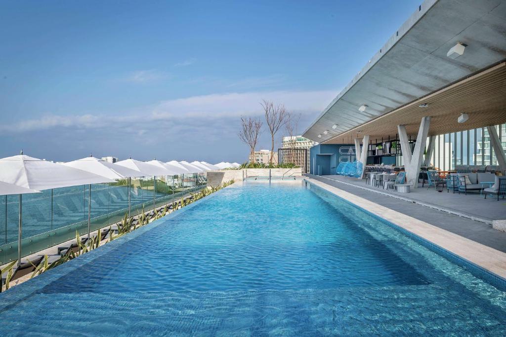 Bazén v ubytování Canopy By Hilton Cancun La Isla nebo v jeho okolí