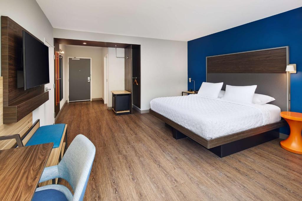 Tru By Hilton Atlanta Northlake Parkway, Ga - Salle Royale Avec Douche Enroulée - Accès à La Mobilité