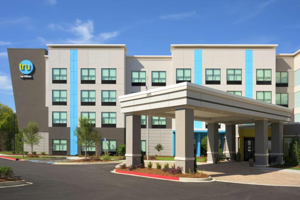 un edificio ospedaliero con un gazebo di fronte di Tru By Hilton Kennesaw, Ga a Kennesaw