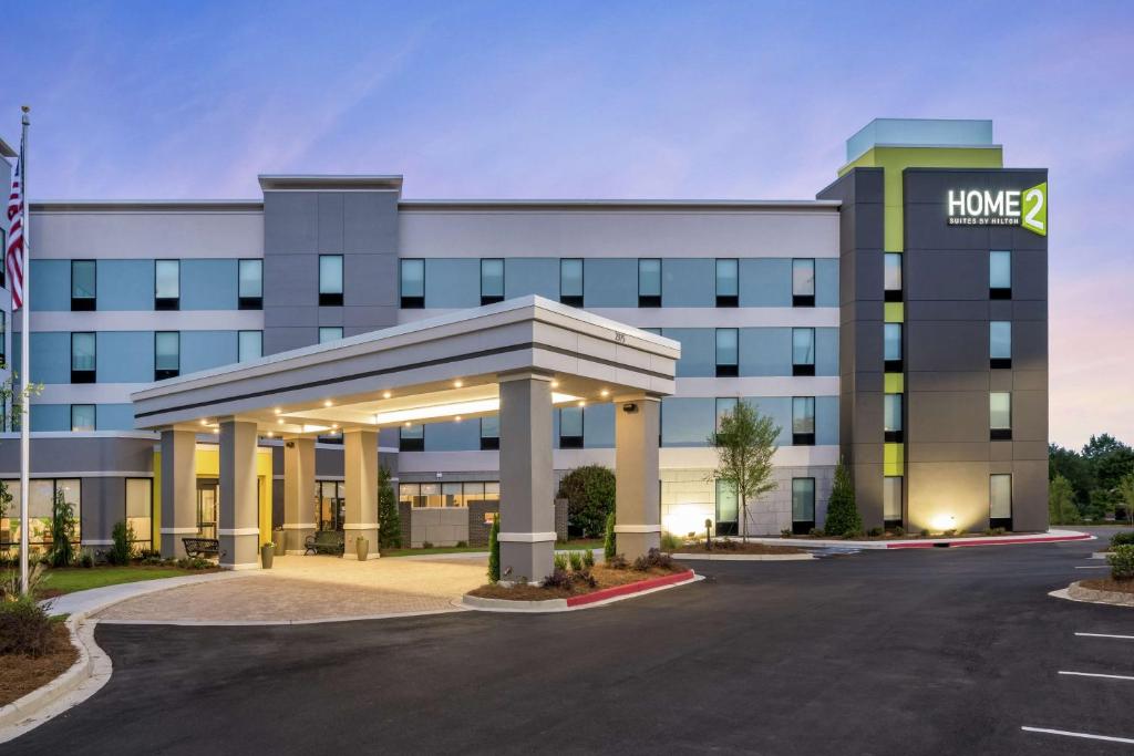 Home2 Suites By Hilton Atlanta Nw/Kennesaw, Ga في كينيساو: صورة لفندق مقابل مبنى